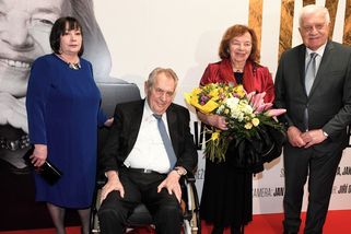 Dva bývalí prezidenti a jejich první dámy na červeném koberci! Ivana Zemanová po dlouhé době ve společnosti